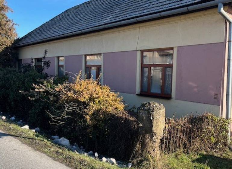 Családi ház Tomášovcén hagyományos tetővel és egyszerű homlokzati dizájnnal.