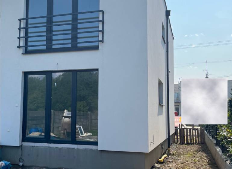 Családi ház a Zvončín utcában, Zvončínban, füves területtel az épület előtt.