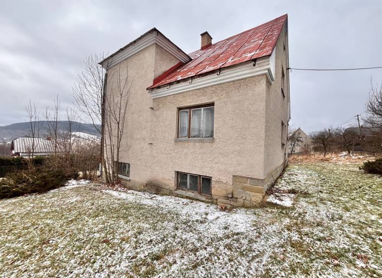 Családi ház a Poľanán, Skalitén, téli tájjal körülvéve, enyhe hóval.