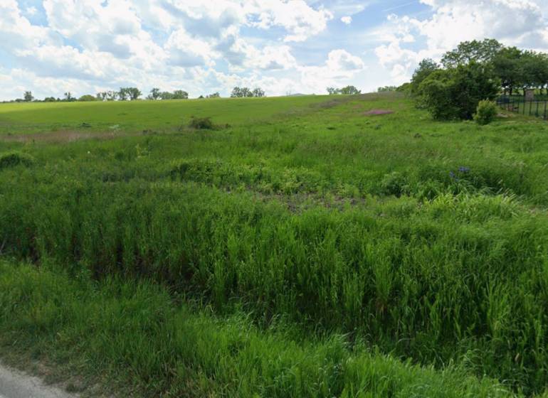 Építési telek Lomnickán, Vranov nad Topľou, füves területtel és dombos tájjal.