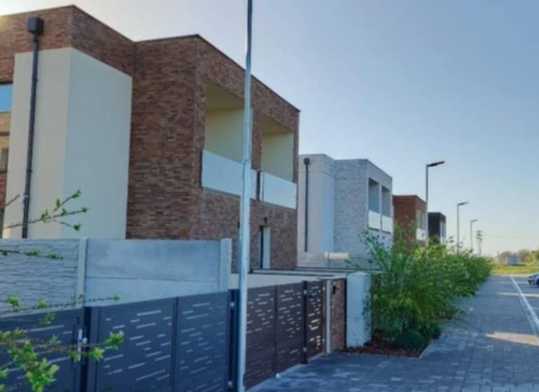 Modern lakóházak Diakovcén saját parkolóval és rendezett zöldterülettel.