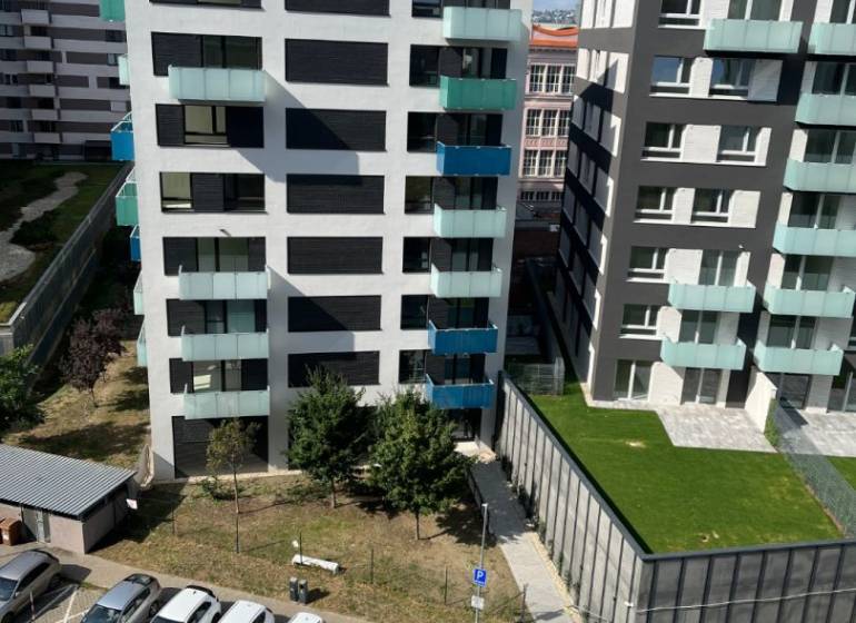 Kilátás a modern lakóházakra a Jégého utcában parkoló autókkal, Pozsony - Nivy.