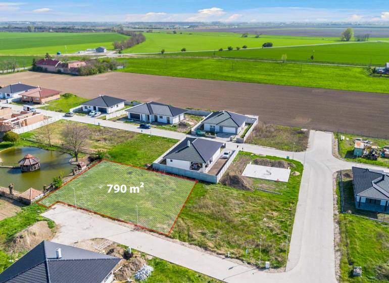 Kúpte si SVETLÝ, TICHÝ stavebný pozemok s IS a OPTIMÁLNOU ROZLOHOU