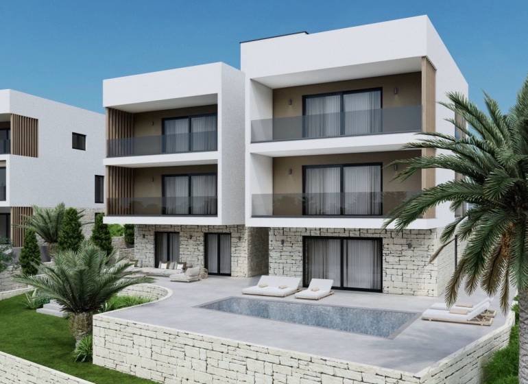 Nyaraló apartman Ciovo szigetén pálmafákkal, medencével és kő terasszal.