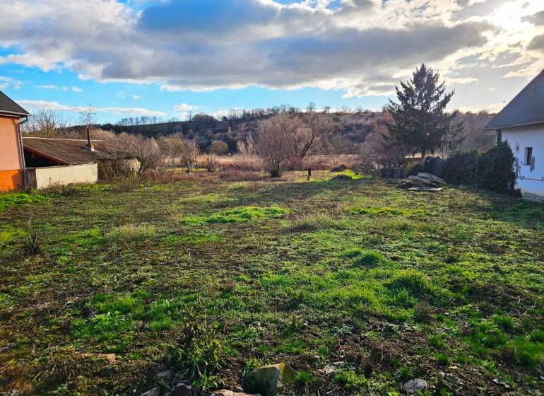 Építési telek Csiffáron, Csiffár utcában, füves területtel és környezettel.