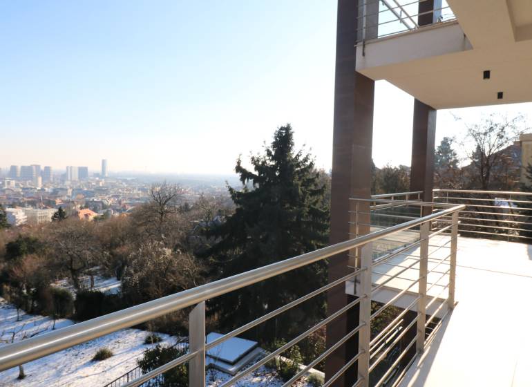 Kilátás Pozsonyra az Őszibarack utca feletti teraszról.