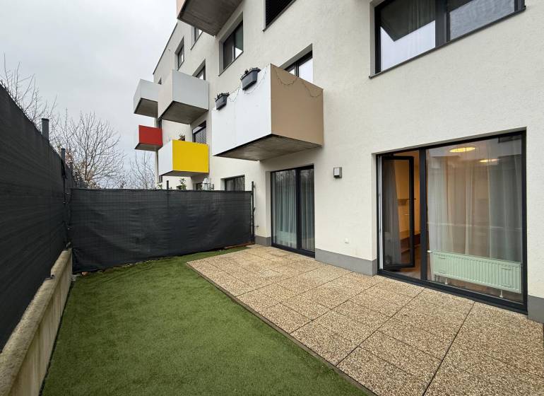 Kétszobás lakás külső része a Hornostavská utcában, Nyitrán, terasszal és gyepfelülettel.