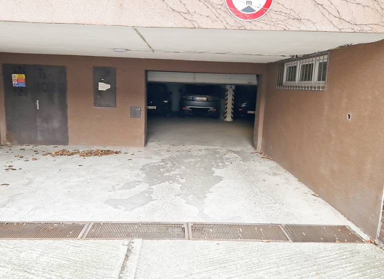 A pozsonyi Óvárosban, a Gajova utcában található garázsok bejárata, parkoló autókkal.