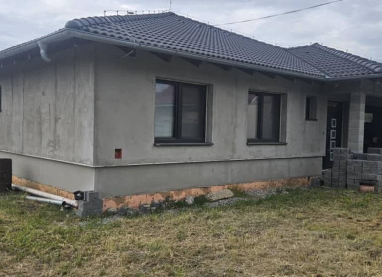 Vakolatlan falú családi ház Semerovóban zsindelytetővel füves telken.