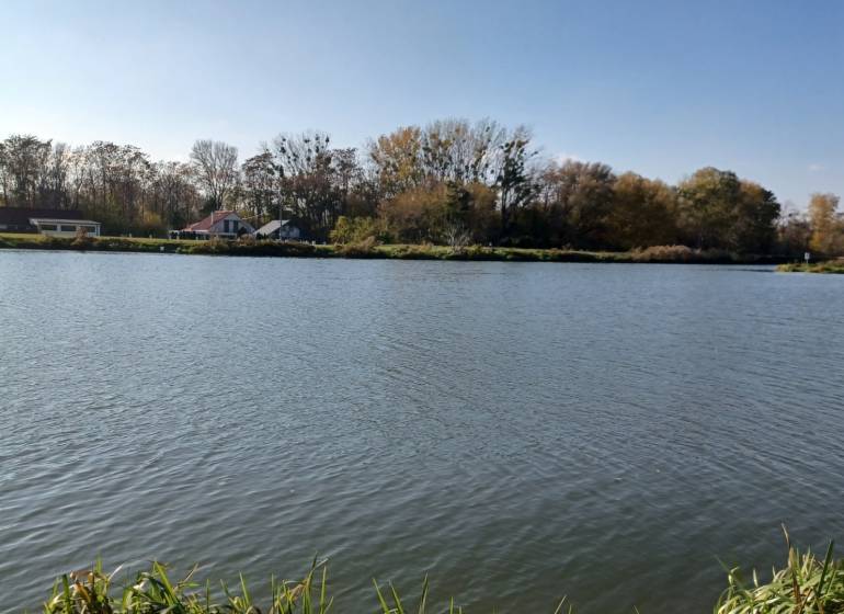 Folyó, amely mezőgazdasági és erdészeti területeket ölel körül vidéki tájjal Mostovában.