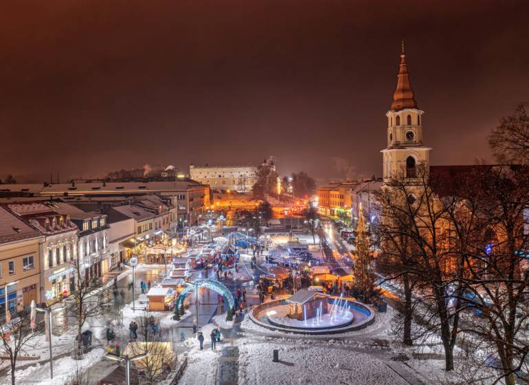 Téli esti hangulat Zólyom központjában havas háztetőkkel és kivilágított utcákkal.