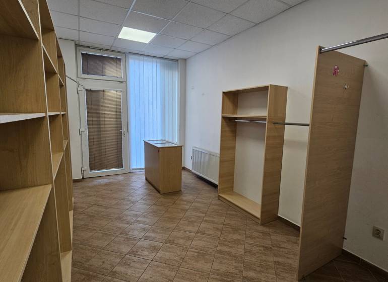 Polcállványok és tárolóhelyek fa dekor padlóval.