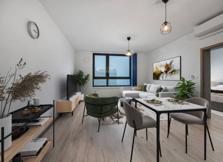 Nappali kanapéval és étkezőasztallal egy kétszobás lakásban, fa dekorációjú padlóval.