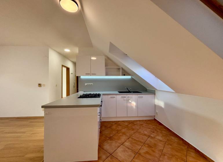 Konyha egy kétszobás lakásban konyhabútorral és kerámia padlóval.