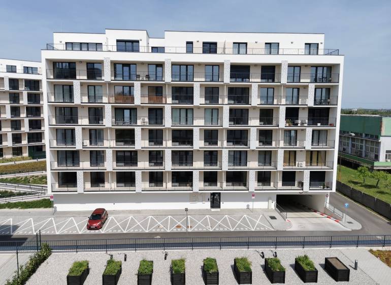 Modern lakóház parkolóhelyekkel és zöldterülettel az Eduarda Wenzla utcában, Pozsony - Récse.