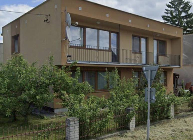 Családi ház Ducovóban a Ducové utca 40 alatt, kerttel és erkéllyel.