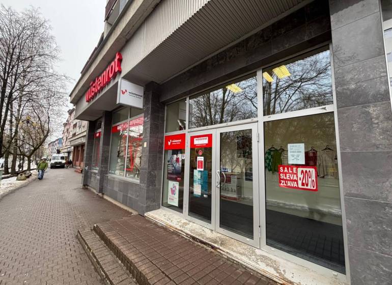 Kereskedelmi helyiségek Poprádon nagy üvegkirakatokkal, kedvezményeket hirdetnek.