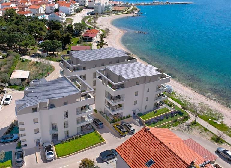 Tengerparti apartman Pagban, kilátással a tengerre és a környező tájra.