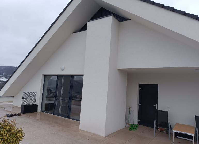 Terasz fehér falakkal és nagy ajtókkal, Nová Baňa, Pod sekvojou utca.