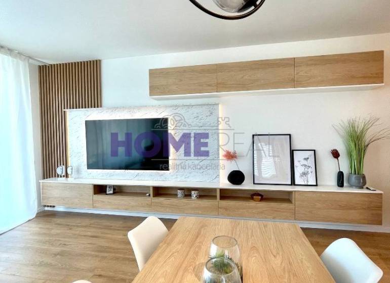 Világos nappali egy háromszobás lakásban, fa dekoros padlóval és modern vonalvilágítással.