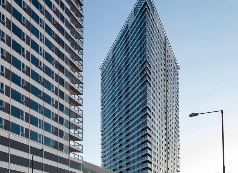 Modern magasépületek Pozsonyban - Óvárosban, a Landerer utcában, a garázsoknál.