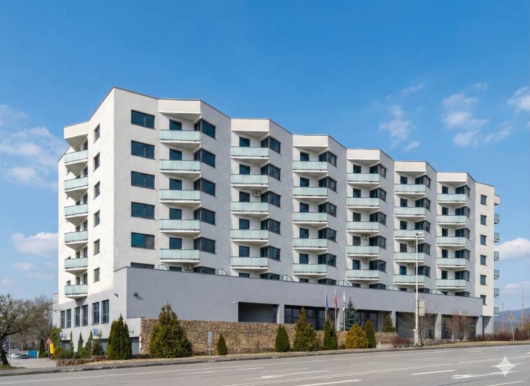 Lakóház a Rybničná utcában, Pozsony-Vajnory, erkélyekkel és zöld területtel.