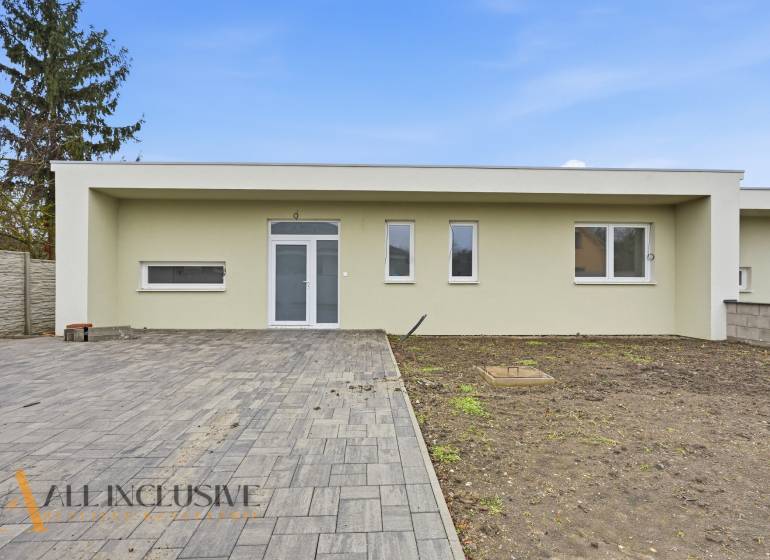 Családi ház Csukárska Pakán, Nagypakán, burkolt térrel és igénytelen kerttel.