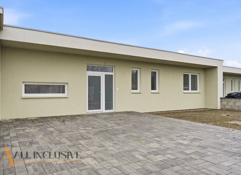 Családi ház a Nagypakán, Csukárska Paka területén, betonozott felülettel.