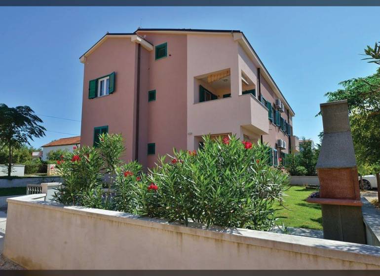 A Privlaka utcában található 2 szobás lakás külső része gondozott kerttel.