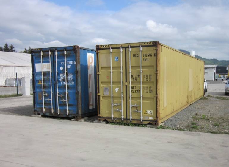 Konténerek a Strojnícka utcai raktárakban és csarnokokban, Eperjes.