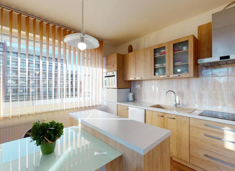 Konyha fa mintázatú padlóval egy kétszobás lakásban, világos berendezés és nagy ablak.