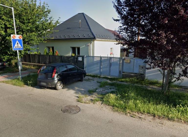 Családi ház a Bernolákovo-i Trnavská utcában, kapu előtt parkoló autóval.