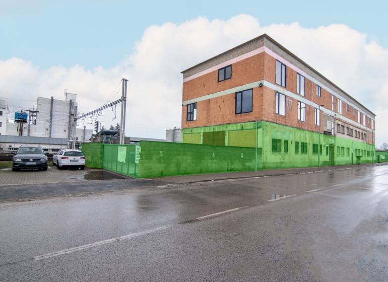 Épület a Nádražná utcában, Szencfalu, raktáraként és csarnokként szolgál.