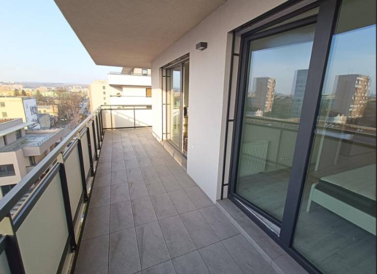 A háromszobás lakás erkélye kilátással a kassai Alvinczy utcára, Óváros városrész.