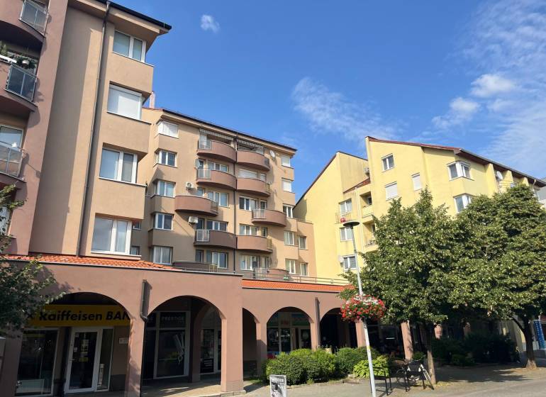 Épület a Szenc Lichner utcáján 4 szobás lakásokkal, üzletekkel és erkélyekkel.