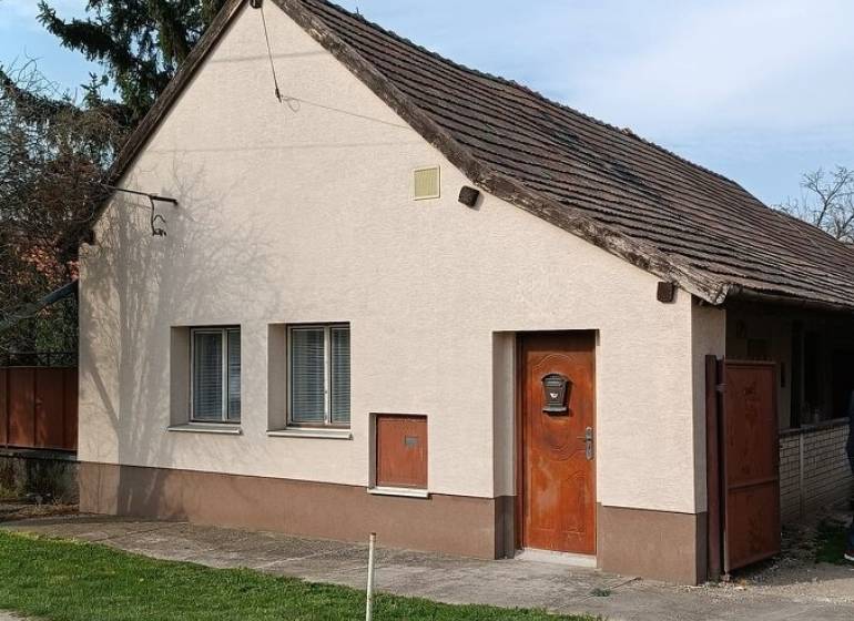 Családi ház Felsőszelibán fehér homlokzattal és ferde tetővel.