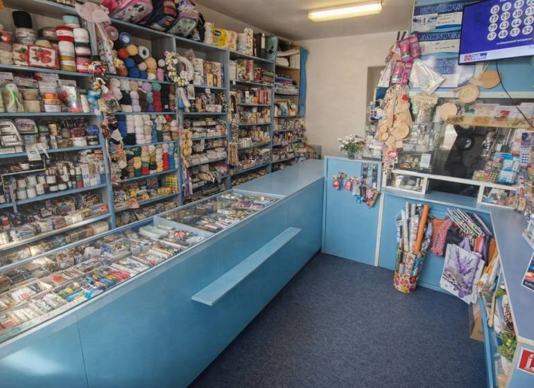 Kreatív alkotás és kézművesség kellékeinek széles választékával rendelkező rövidáru üzlet.