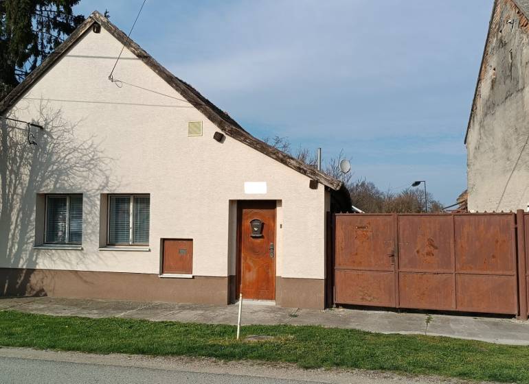 Családi ház a Felsőszeli Salibská utcában egyszerű homlokzattal és fémkapuval.