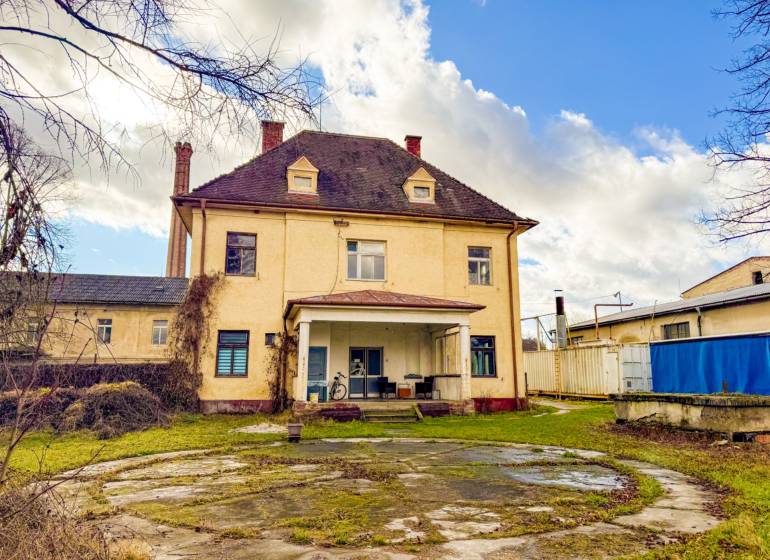 Családi ház Bobot községben, Bobot utcában, nagy udvarral, burkolt lépcsővel.