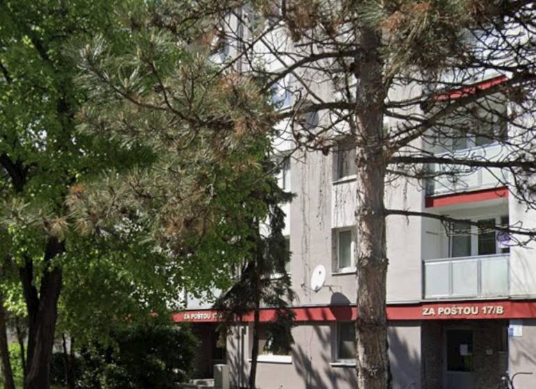 Lakóház külső része zöldterülettel, ideális 2 szobás lakás Hlohovecben.