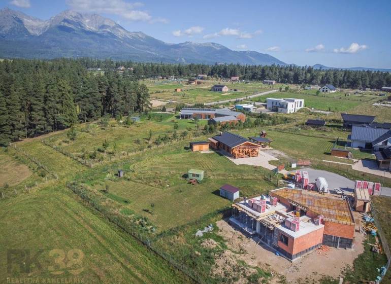 Telkek - lakóövezet Mlynicában hegyekre néző kilátással és természetben épülő házakkal.