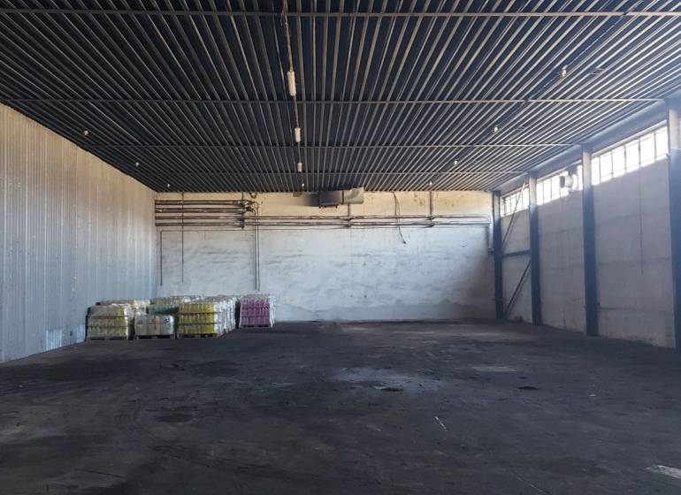 Nagy raktár magas mennyezettel a Raktárak és csarnokok területén, Kassa - Juh városrész.