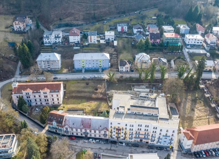 Épületek és telkek - kereskedelmi célúak a Hurbanova utcában, Trenčianske Teplice városában.