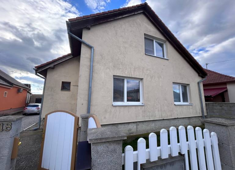 Családi ház Zbehyben ferde tetővel, kerítéssel és felhajtóval.