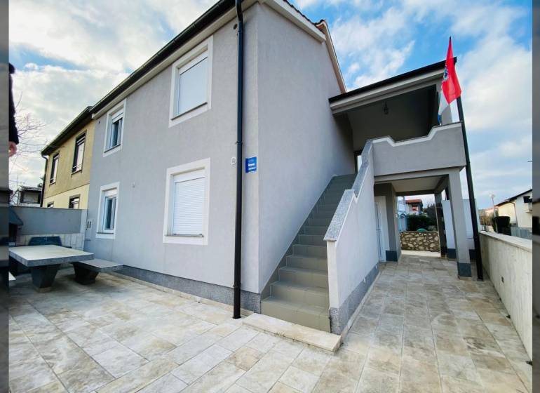 Családi ház a Grbi utcában, Ninnben, külső lépcsővel és terasszal.