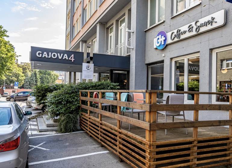 Irodák külső része a pozsonyi Gajova utcában - Óvárosban, terasszal és parkolási lehetőséggel.