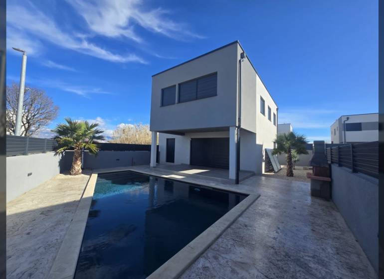 Villa Zukve-ben, Vrsi-ben, medencével és pálmafával az udvaron.