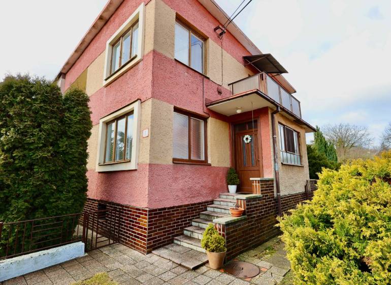 Családi ház lépcsőházzal és kerttel a Michalovce-i Kalinčiakova utcában.