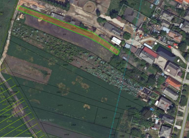 Légi felvétel a Tešedíkovo-i lakóterületekről, kijelölt parcellákkal.