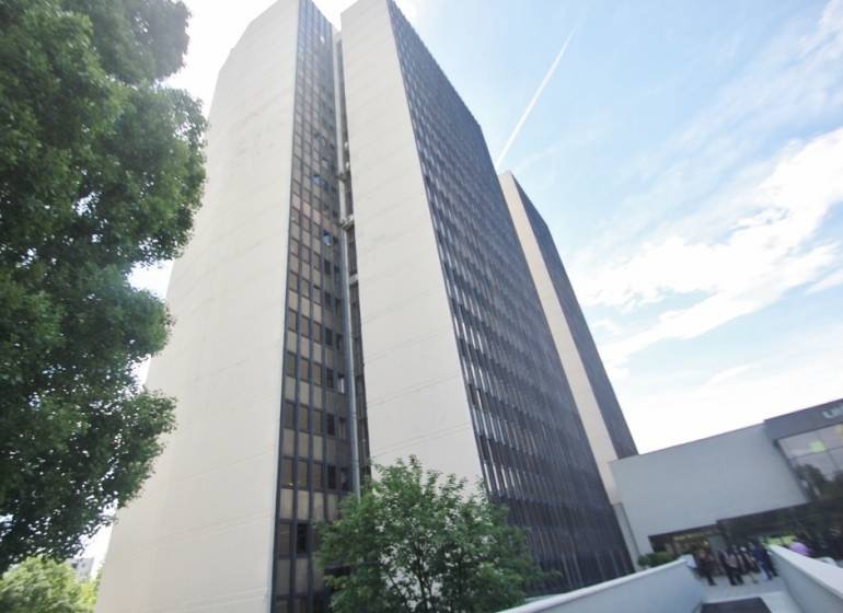 Irodaház a Kutlíkova utcában, Pozsony-Lúky, részben zöldövezettel körülvéve.